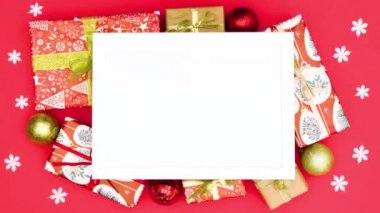 Noel hediyeleri, süsler ve kar taneleri yazı için beyaz çerçevenin etrafında hareket eder. Hareketi durdur