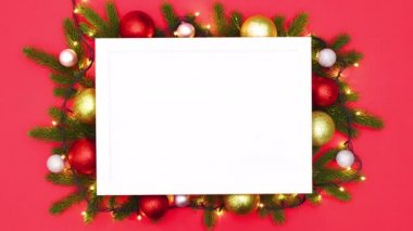 Noel çerçevesinde çam dalları ve Noel süsleriyle yanıp sönen ışıklar. Hareketi durdur