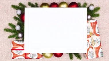 Noel hediyeleri, süsler ve çam dalları çerçevenin altında metin olarak hareket eder. Hareketi durdur