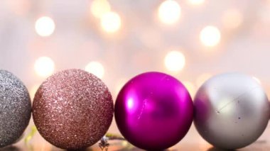 Noel 'de altın, gümüş ve pembe süsler sipariş edildi. 