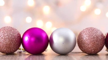 Yanıp sönen Noel ışıkları ve parlak pembe, gümüş ve altın renkli süsler sipariş edildi.