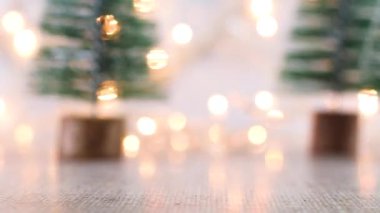 Kırmızı Noel arabası hızla geçiyor ve Noel ışıkları arkadan yanıp sönüyor