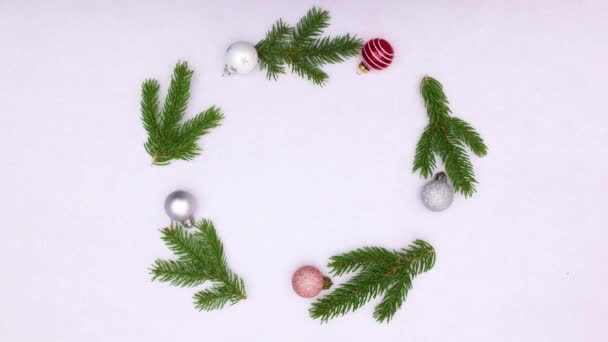 松树的枝条和圣诞装饰品构成了文字的圆形框架 停止运动 — 图库视频影像