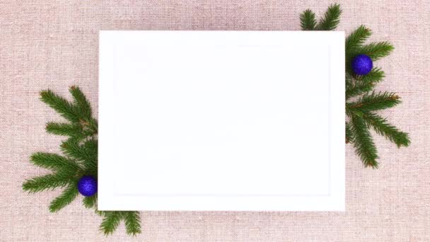 配有松树枝条和蓝色圣诞装饰品的圣诞文字框架 停止运动 — 图库视频影像