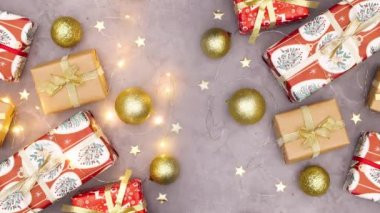 Sol ve sağ tarafta yanıp sönen ışıklarla hediyeli Noel süslemesi. Hareketi durdur