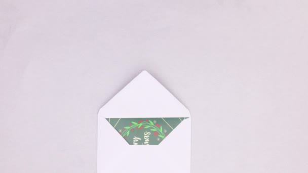 圣诞贺卡出现在信封和松枝上 装饰品出现在装饰品上 停止运动 — 图库视频影像