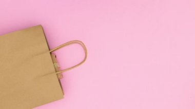 Noel hediyeleri, üzerinde pastel pembe temalı Noel süsleri olan alışveriş çantasından gelir. Hareketi durdur