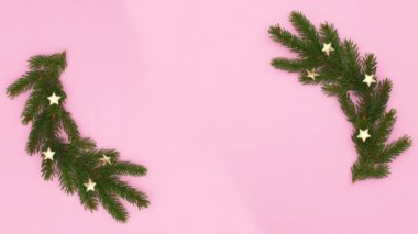 Noel çam çelenkleri sol ve sağ tarafta katlanmış süsler ile görünür. Hareketi durdur