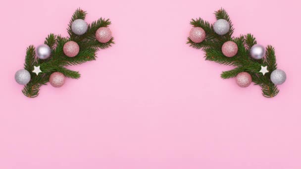 圣诞松树花环与银粉饰品在粉红的主题顶部 停止运动 — 图库视频影像