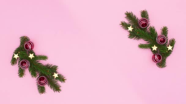 Πεύκο Χριστουγεννιάτικη Γιρλάντα Κόκκινα Στολίδια Παστέλ Ροζ Θέμα Σταμάτημα Κίνησης — Αρχείο Βίντεο