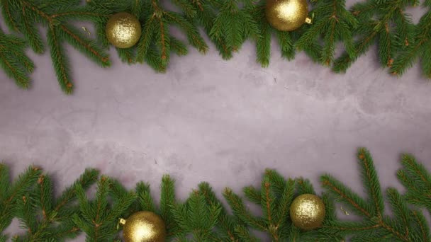 Kerst Dennen Takken Maken Frame Met Gouden Ornamenten Aan Boven — Stockvideo