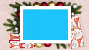 Noel dekorasyonu ve hediyeler mavi ekranlı çerçevenin etrafında döner. Hareketi durdur