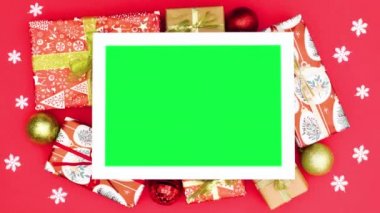 Yeşil ekran çerçeveli Noel hediyeleri ve süsler. Hareketi durdur