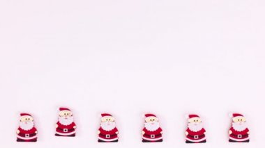 Noel Baba Clouse beyaz temanın altında ilerliyor. Hareketi durdur