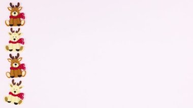 Noel geyikleri beyaz temanın sol tarafında hareket ediyor. Hareketi durdur 