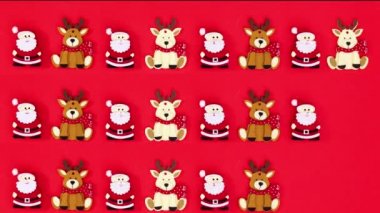 Kırmızı temalı Noel geyikleri ve saqnta clouse. Hareketi durdur