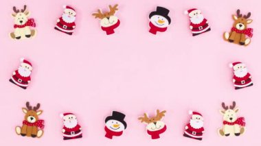 Noel oyuncakları, pastel pembe temalı metin için çerçevelenmiş. Hareketi durdur