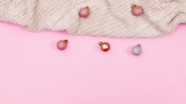Noel süveteri ve süslemeleri pastel pembe temanın üzerinde görünür. Hareketi durdur