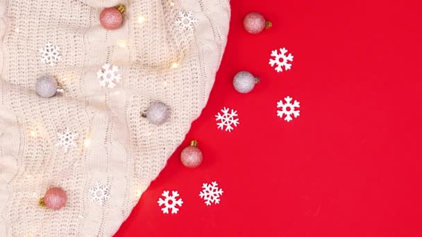用红色主题的圣诞装饰品在针织毛衣上闪烁灯光 停止运动 — 图库视频影像