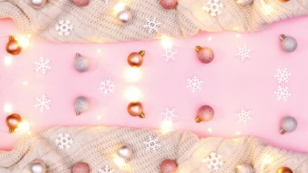 针织毛衣 圣诞装饰品和彩灯出现在粉刷粉红主题的顶部和底部 停止运动 — 图库视频影像