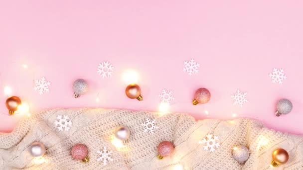 把灯亮在针织毛衣和圣诞装饰品上 停止运动 — 图库视频影像