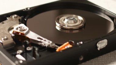 Çalışan sabit disk hdd sürücüsünün iç yapısını kapat