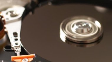 Açık sabit disk hdd sürücüsünün manyetik başını okuyup yazmanın yakın çekim hareketi