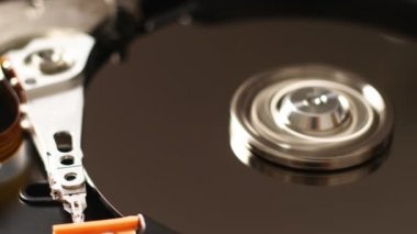 Disk açık, sabit disk çalışıyor. Makroyu kapat