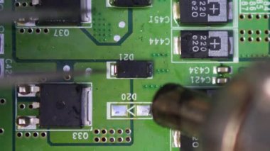 Lehim, elektronik onarım. Pens ve lehimleme ile smd tutuluyor