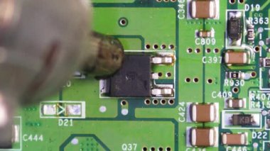 Lehim, elektronik onarım. Pens ve lehimleme ile smd tutuluyor