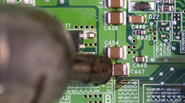 Levye ile tamir eden ve parçaları tahtadan ayıran bir teknisyenin yakın çekimi..