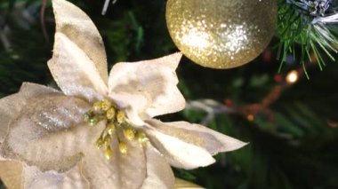 Parlak altın, kırmızı süslemeler ve yanıp sönen ışıklarla Noel ağacını kapat.