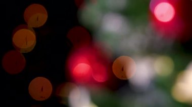 Kırmızı süslemeler ve yanıp sönen ışıklarla Noel ağacına odaklanmak