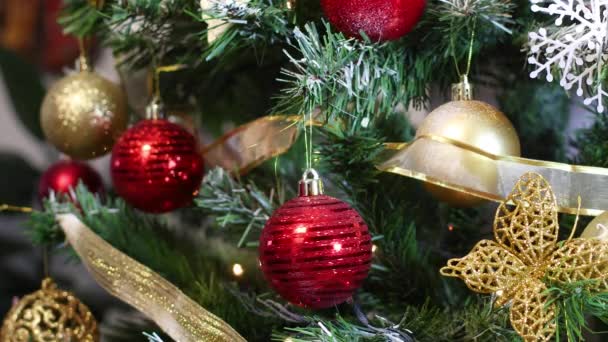 Ornement Brillant Rouge Déplaçant Sur Arbre Noël — Video