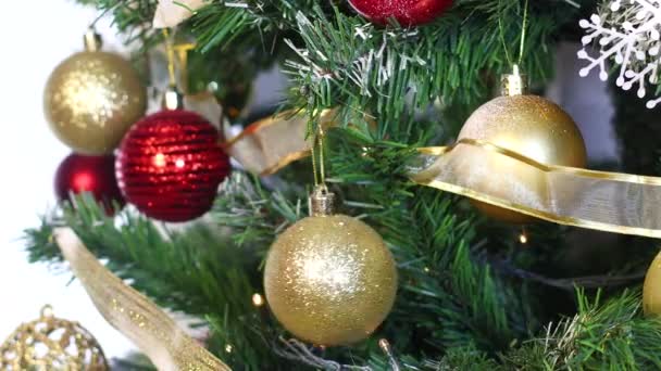 Altın Parıltısı Noel Ağacında Hareket Ediyor Kapat — Stok video