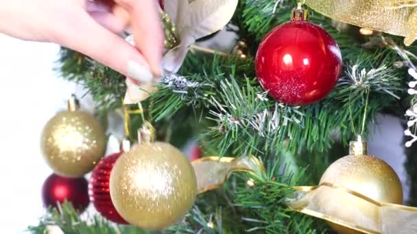 Glanzende Kerstboom Met Knipperende Lichten Zet Gouden Glitter Ornament — Stockvideo