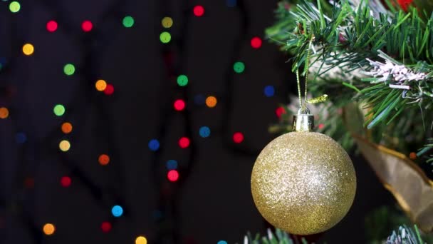 Ornement Paillettes Sur Arbre Noël Avec Des Lumières Colorées Clignotantes — Video