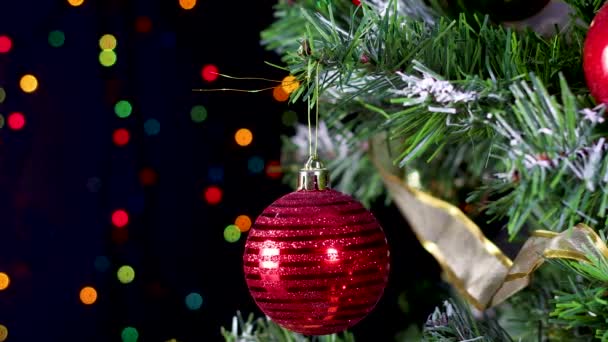 Adorno Redondo Rojo Árbol Navidad Con Luces Parpadeantes — Vídeos de Stock