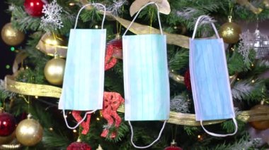 Yüz maskeleri Noel ağacında 19 numara