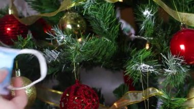 Noel ağacına yüz maskesi takmak