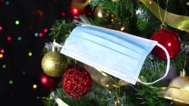 Covid 19 Noel zamanı, Noel ağacında 10. yüzün maskelenmesi
