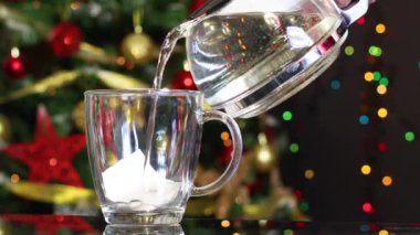 Yanıp sönen ışıklar Noel ağacının yanında maskeli Santa Clouse