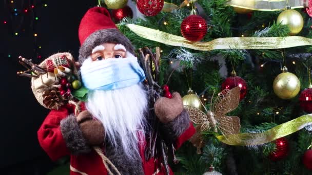 Närbild Santa Clouse Med Ansiktsmask Och Julgran — Stockvideo