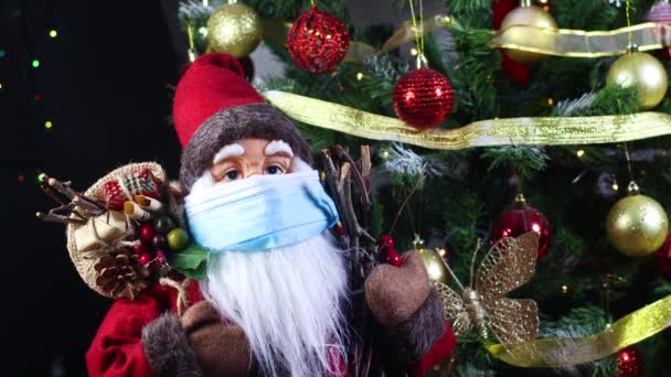 Julgran Och Santa Clouse Med Ansiktsmask — Stockvideo