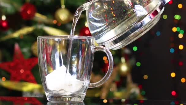 Het Gieten Van Warm Water Kopje Met Thee Kerstboom Achter — Stockvideo