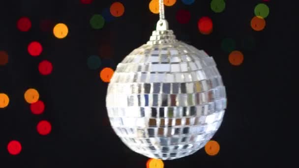 Glas Glanzende Disco Bal Kerst Ornament Schommel Met Knipperende Lichten — Stockvideo