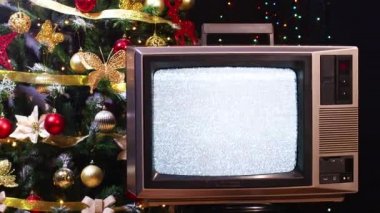 Klasik televizyon ve el grevi değil ve Noel ağacı ve yanıp sönen ışıklar.