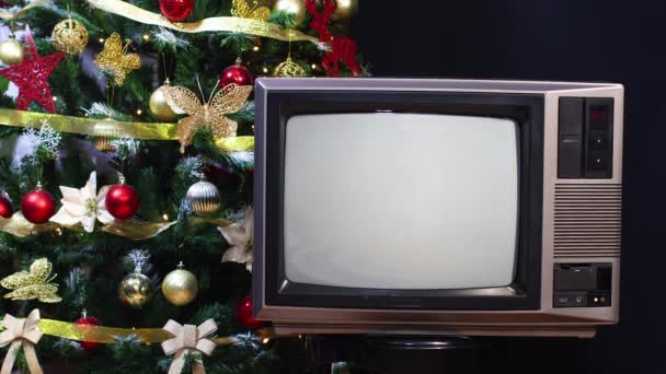 Винтажное Телевидение Включается Новогодней Елкой Мигающими Огнями Позади — стоковое видео