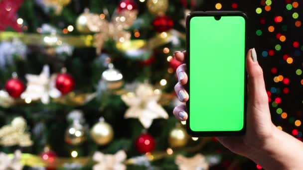 Kerstboom Met Knipperende Lichten Vrouw Hand Show Mobiel Met Groen — Stockvideo