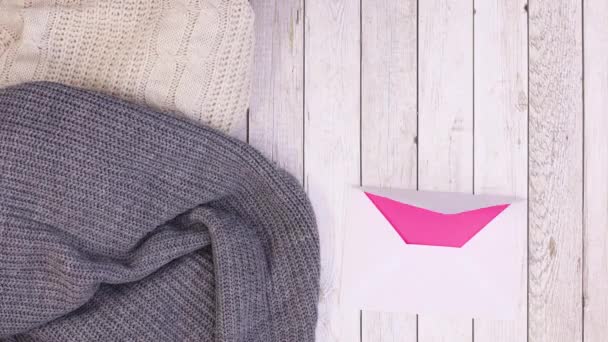 Decoração Inverno Com Blusas Malha Ornamentos Cones Pinho Papel Envelope — Vídeo de Stock